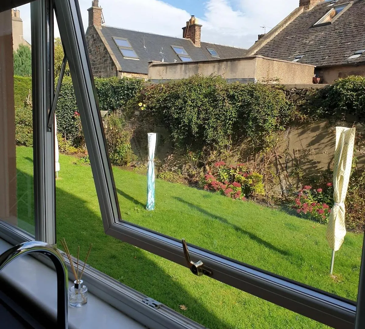 Modern Flat Near Murrayfield Stadium, Sleeps 4 Edimburgo 0*,
